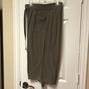 ⬇️PRICE DROP🎉16W/18W Soft Knit Draw String Capris